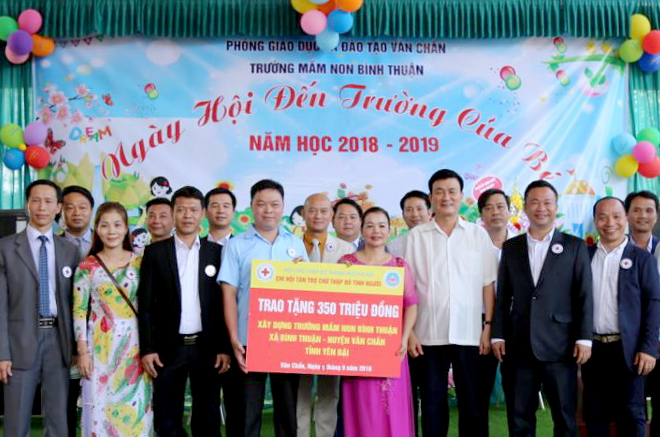 Tặng nhà lớp học cho vùng lũ Văn Chấn